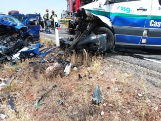 Grave colisión frontal entre una ambulancia y un turismo en la N-430 deja un conductor atrapado en Poblete 770