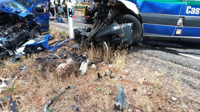 Grave colisión frontal entre una ambulancia y un turismo en la N-430 deja un conductor atrapado en Poblete 770