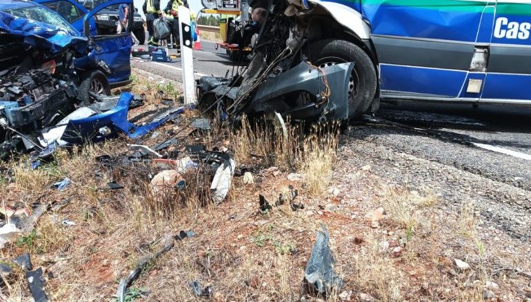 Grave colisión frontal entre una ambulancia y un turismo en la N-430 deja un conductor atrapado en Poblete 770