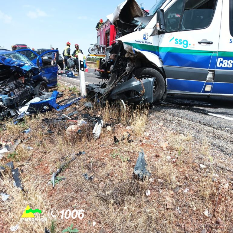 Grave colisión frontal entre una ambulancia y un turismo en la N-430 deja un conductor atrapado en Poblete 770