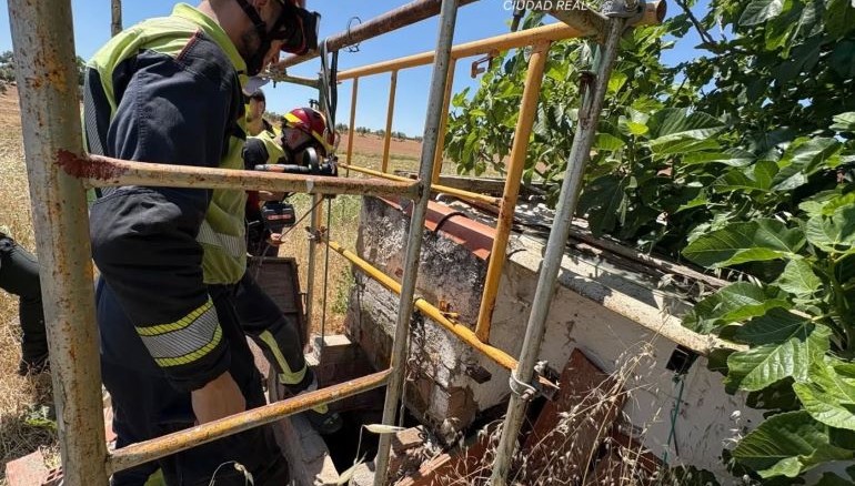 Rescate al límite en Calzada de Calatrava una persona cae a un pozo y es salvada por los bomberos 770