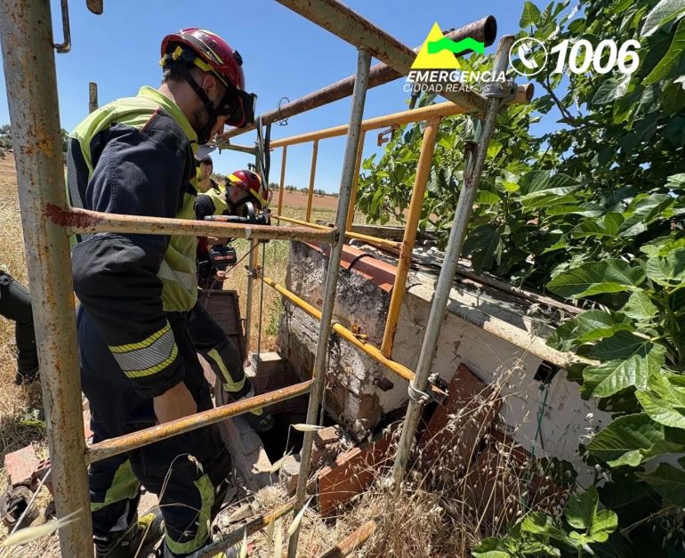 Rescate al límite en Calzada de Calatrava una persona cae a un pozo y es salvada por los bomberos 770
