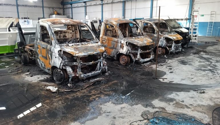 Arde una nave industrial en Herencia un bombero resulta afectado por inhalación de humo, la rápida actuación evita un incendio de mayores dimensiones 770