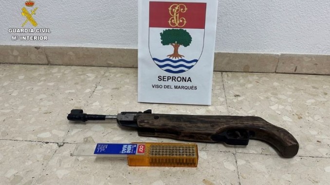 Detenido por modificar una carabina de aire comprimido para disparar munición del calibre 22 y cazar furtivamente conejos 770
