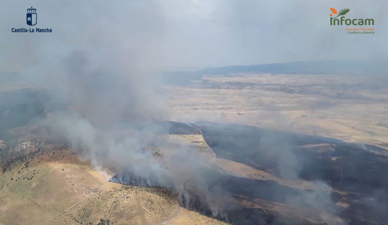 El incendio forestal de Hinojosa de Calatrava obliga al confinamiento de dos localidades y eleva la emergencia a Nivel 2 770