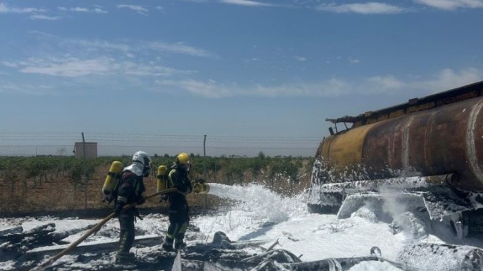 Un incendio junto a Farcinox en Pedro Muñoz alcanza una cisterna y moviliza a cinco bomberos 770