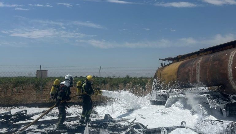 Un incendio junto a Farcinox en Pedro Muñoz alcanza una cisterna y moviliza a cinco bomberos 770