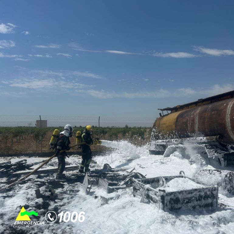 Un incendio junto a Farcinox en Pedro Muñoz alcanza una cisterna y moviliza a cinco bomberos 770