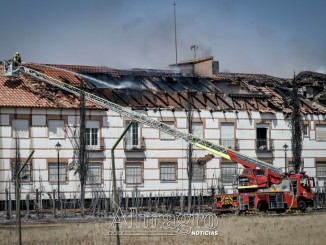 Un incendio originado en un jardín trasero obliga a desalojar un bloque de viviendas en Almagro tras propagarse el fuego a la cubierta 770