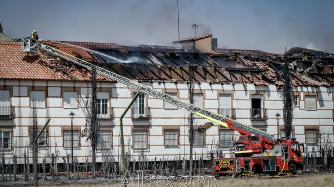 Un incendio originado en un jardín trasero obliga a desalojar un bloque de viviendas en Almagro tras propagarse el fuego a la cubierta 770