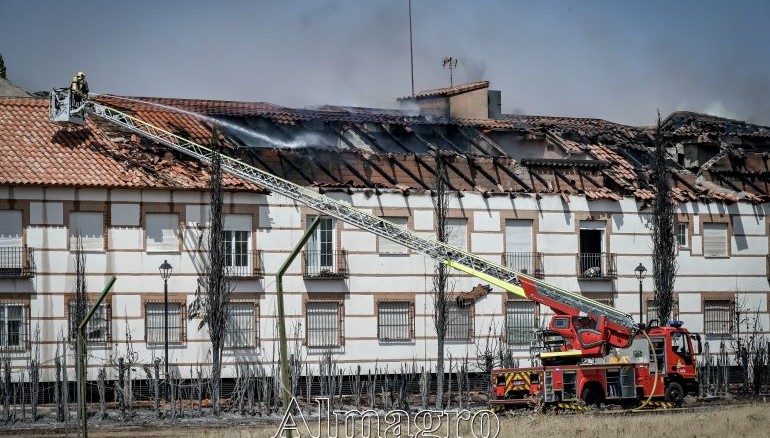 Un incendio originado en un jardín trasero obliga a desalojar un bloque de viviendas en Almagro tras propagarse el fuego a la cubierta 770
