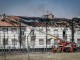 Un incendio originado en un jardín trasero obliga a desalojar un bloque de viviendas en Almagro tras propagarse el fuego a la cubierta 770