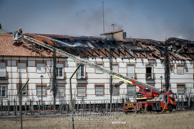 Un incendio originado en un jardín trasero obliga a desalojar un bloque de viviendas en Almagro tras propagarse el fuego a la cubierta 770
