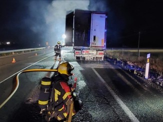 Arde un camión cargado de colchones en la A-4 a la altura de Herencia y obliga a cortar la autovía durante horas