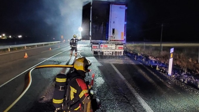 Arde un camión cargado de colchones en la A-4 a la altura de Herencia y obliga a cortar la autovía durante horas