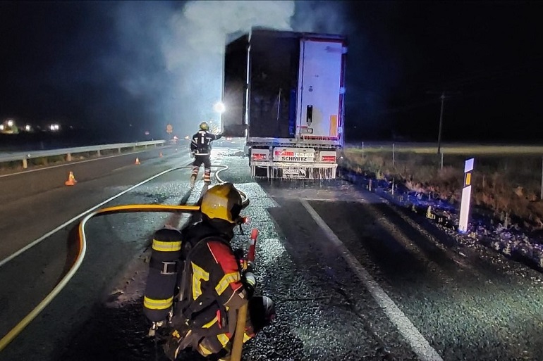 Arde un camión cargado de colchones en la A-4 a la altura de Herencia y obliga a cortar la autovía durante horas