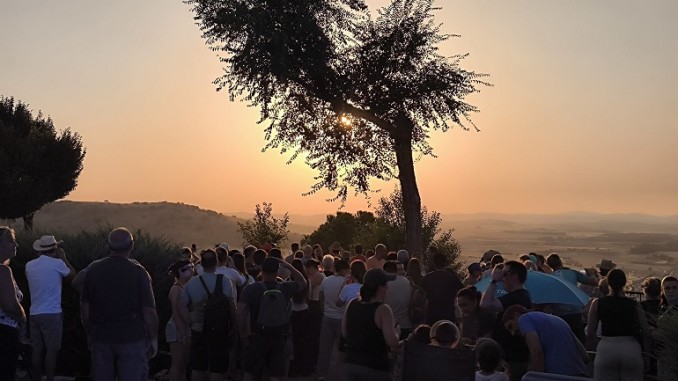 Ciudad Real Más de 2.000 personas toman el Cerro de Alarcos para vivir un eclipse solar histórico 770