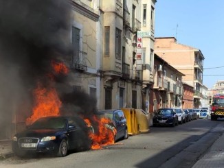 Dos vehículos quedan calcinados tras un incendio en la calle Magdalena de Daimiel 770