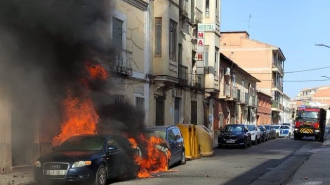 Dos vehículos quedan calcinados tras un incendio en la calle Magdalena de Daimiel 770