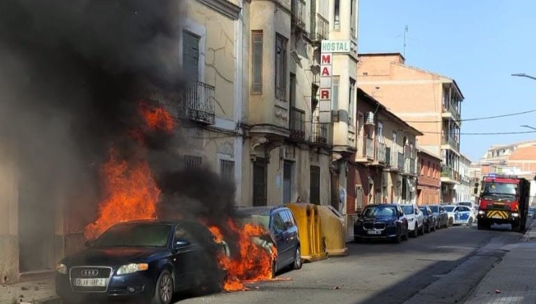 Dos vehículos quedan calcinados tras un incendio en la calle Magdalena de Daimiel 770