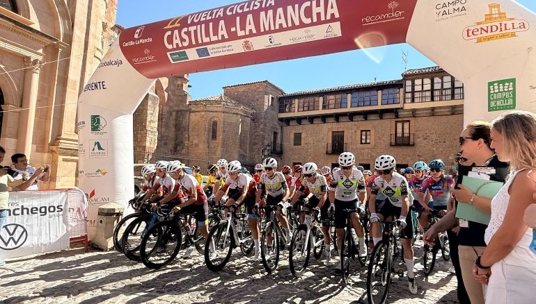 La II Vuelta Ciclista Castilla-La Mancha LEADER ya rueda más de 1.000 kilómetros, 102 municipios y 228 ciclistas 770