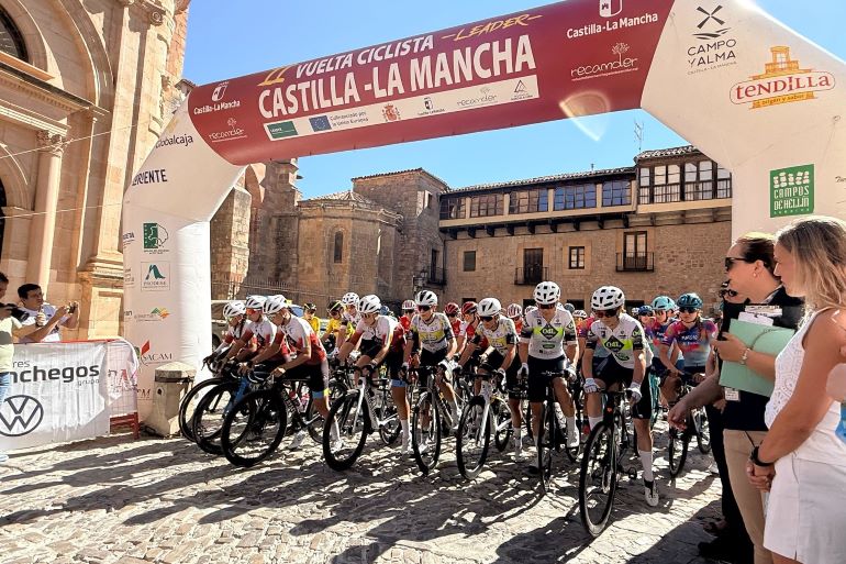 La II Vuelta Ciclista Castilla-La Mancha LEADER ya rueda más de 1.000 kilómetros, 102 municipios y 228 ciclistas 770