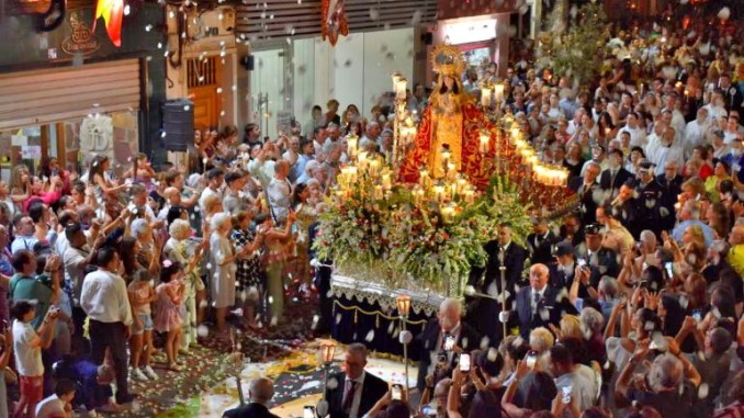 Puertollano se vuelca con la Virgen de Gracia en una multitudinaria procesión marcada por su manto rojo 770