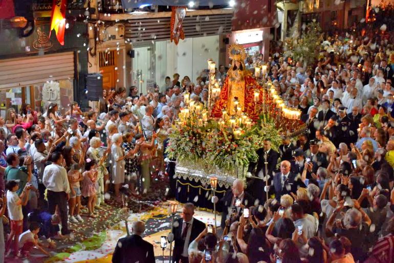 Puertollano se vuelca con la Virgen de Gracia en una multitudinaria procesión marcada por su manto rojo 770